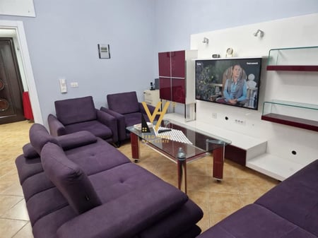 AFFITTASI APPARTAMENTO 3+1+2 A ZOGU I ZI 800 EURO