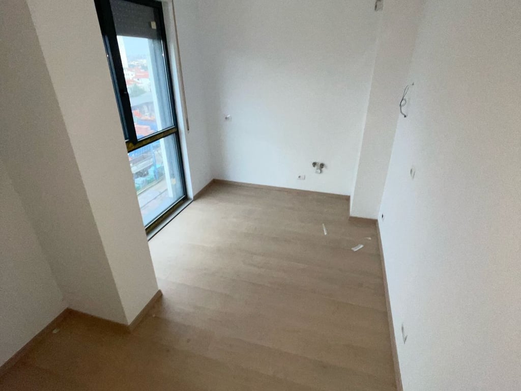 Shitet apartament 2+1 tek akses tirana