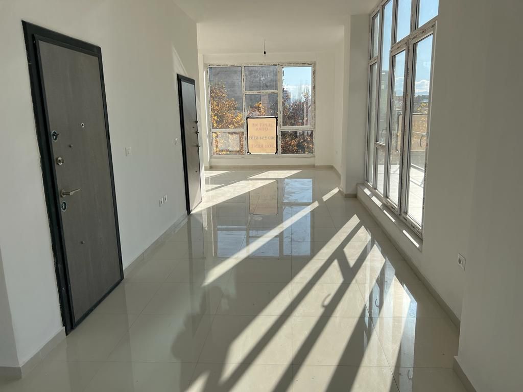 Zyra me qira tek Stacioni i Trenit!