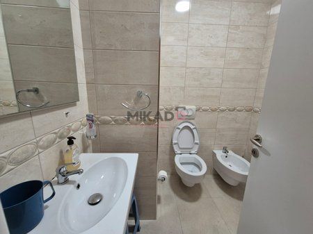 Affittasi appartamento 2+1+2 e 1 deposito in Via Kavajes! Prezzo 2000 euro lordi.