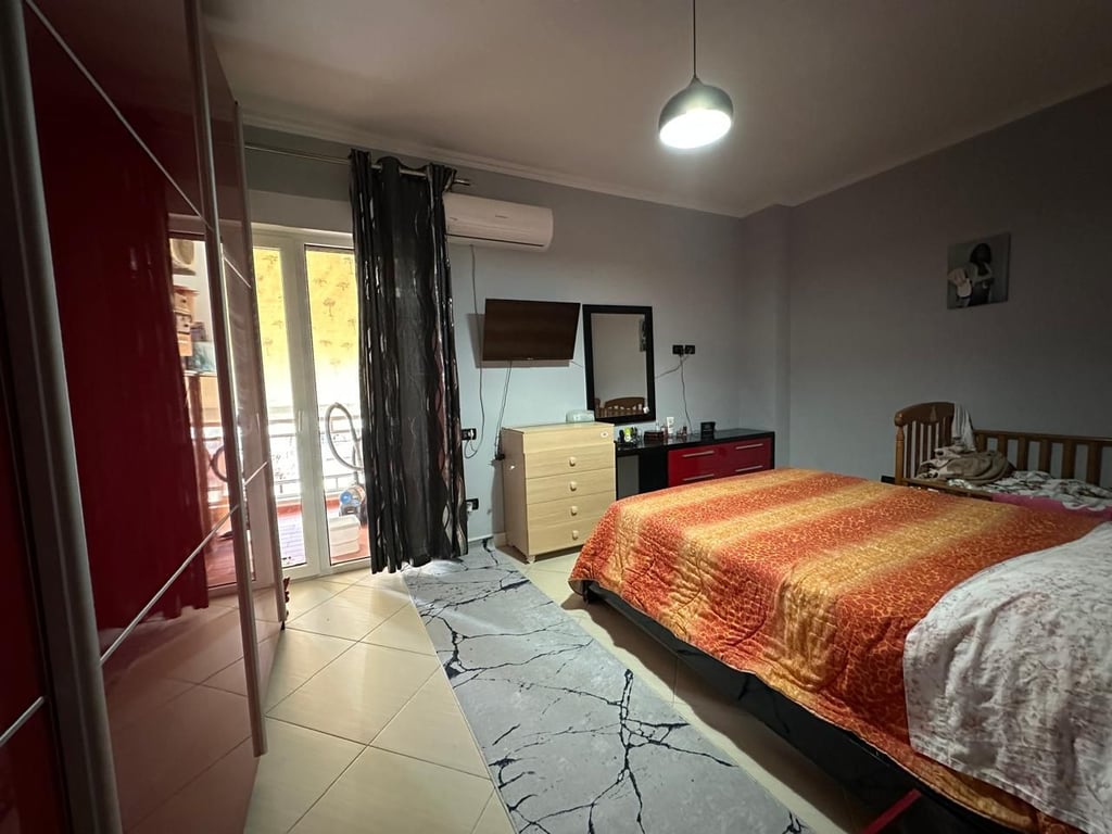 OXHAKU, SHITET APARTAMENT 3+1 ME POST PARKIMI