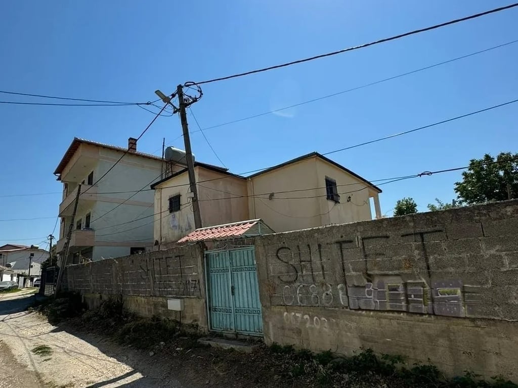 🔥Okazion🔥 ‼️Mundesi jetese ne nje zone shume te mire ‼️  🔥Shitet truall +plus shtepi te vjeter shume afer shkolles "Rilindja",Kavaje🔥