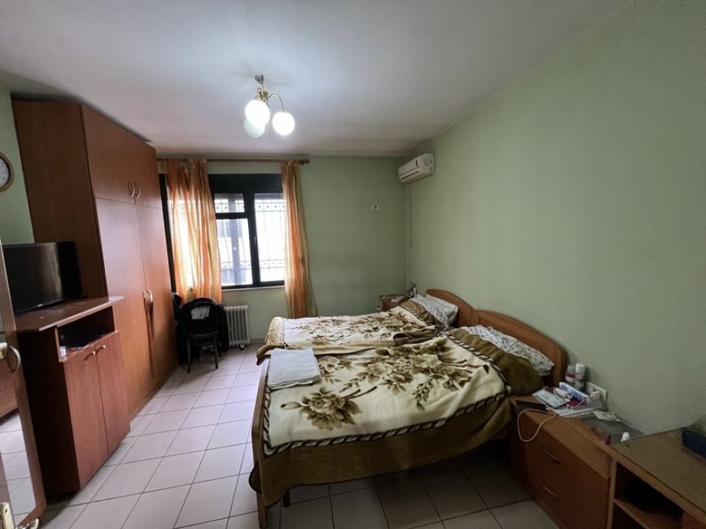 VENDESI APPARTAMENTO 2+1 + 2 BALCONI nel centro di Tirana, via Maliq Muco