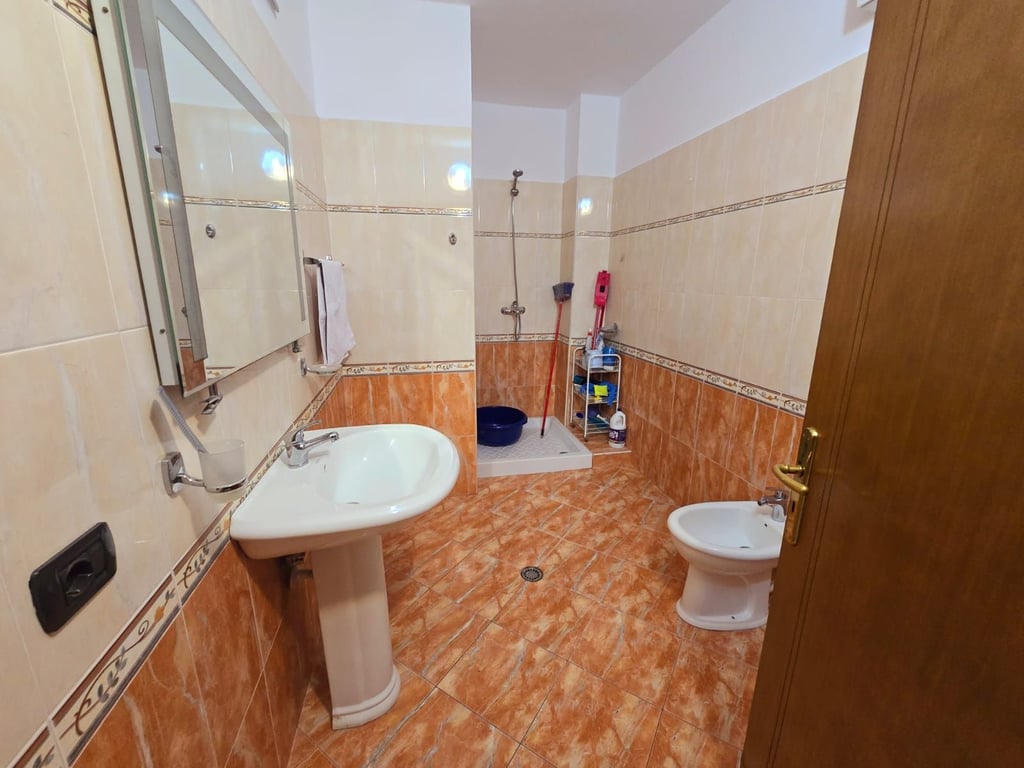 AFFITTASI SUPER APPARTAMENTO 2+1+2 VICINO ALLA DIREZIONE DI POLIZIA DI DURAZZO