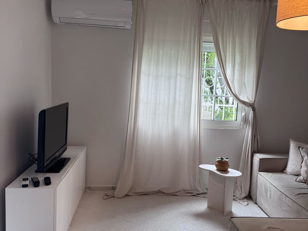 Affittasi appartamento 1+1, Oxhaku vicino alla Moschea Xhura, via Belul Hatibi, 400 mila lekë.