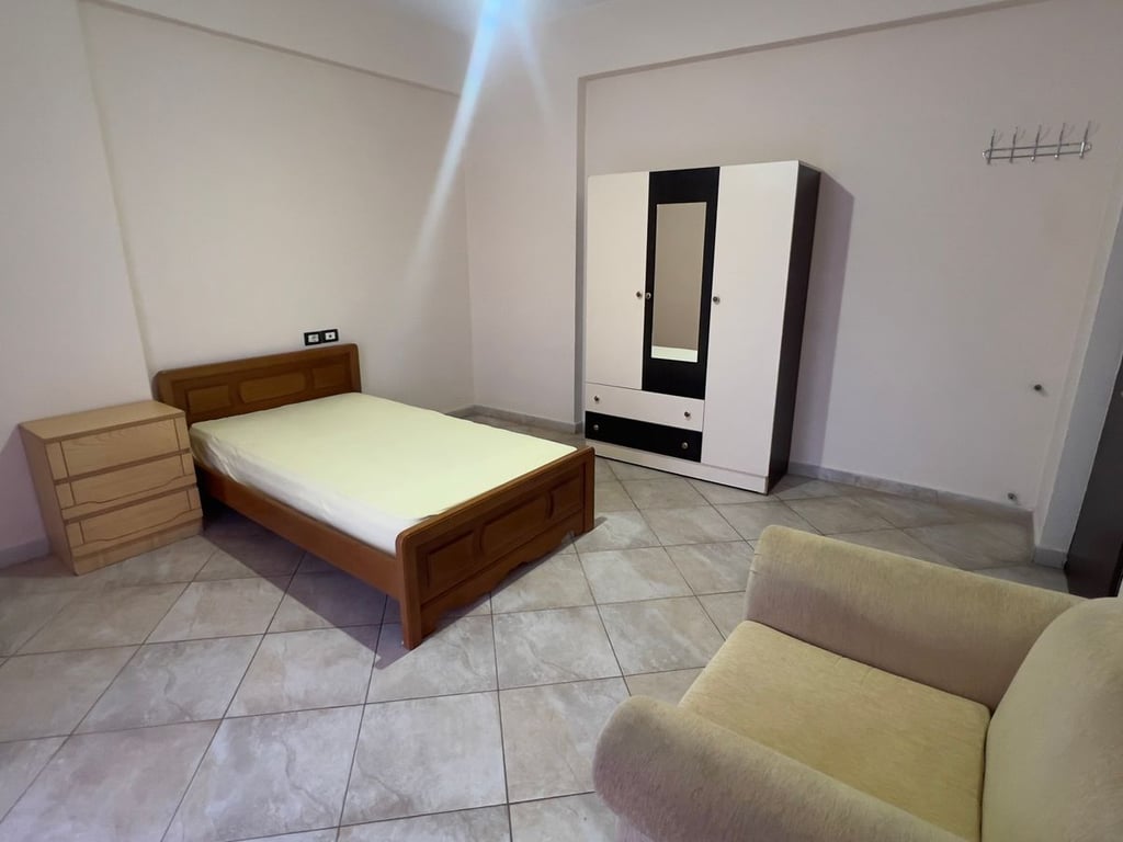 Affittasi appartamento 3+1 in Via Sali Nivica, vicino al nuovo mercato elettrico. Prezzo: 500 mila lekë.