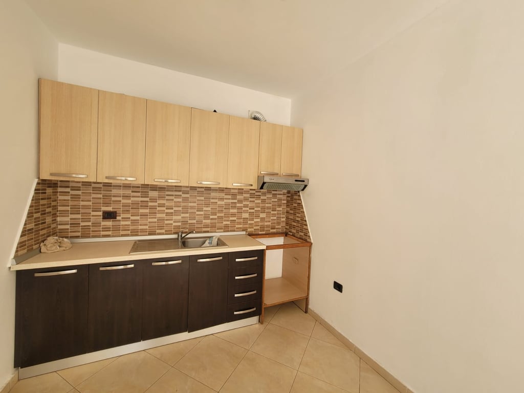Appartamento 3+1+2 bagni. A Fresk 200 m sopra il ristorante FRESKU 400 € /Mese