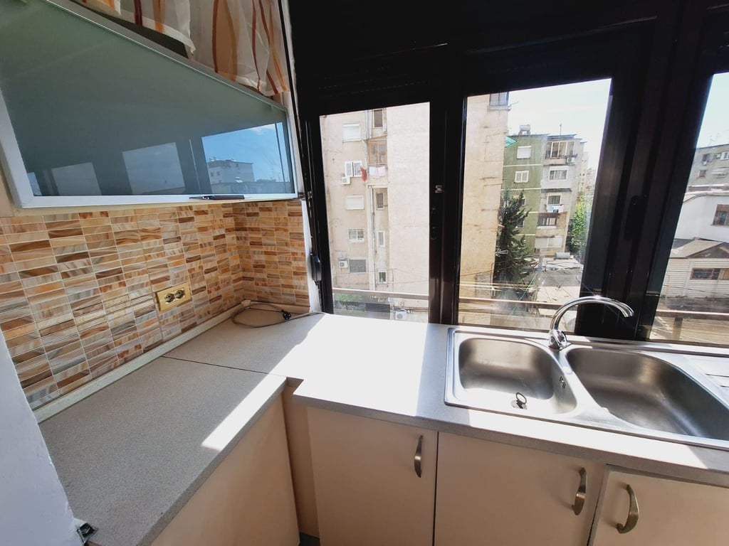 Tirana, affittasi appartamento 2+1 al 4° piano, 60 m² (Mine Peza) 47.000 Lek.