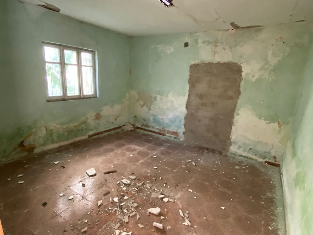 Kavaje, shtëpi e vjetër me truall, pak m nga shetitorja "Josif Budo", Kavaje