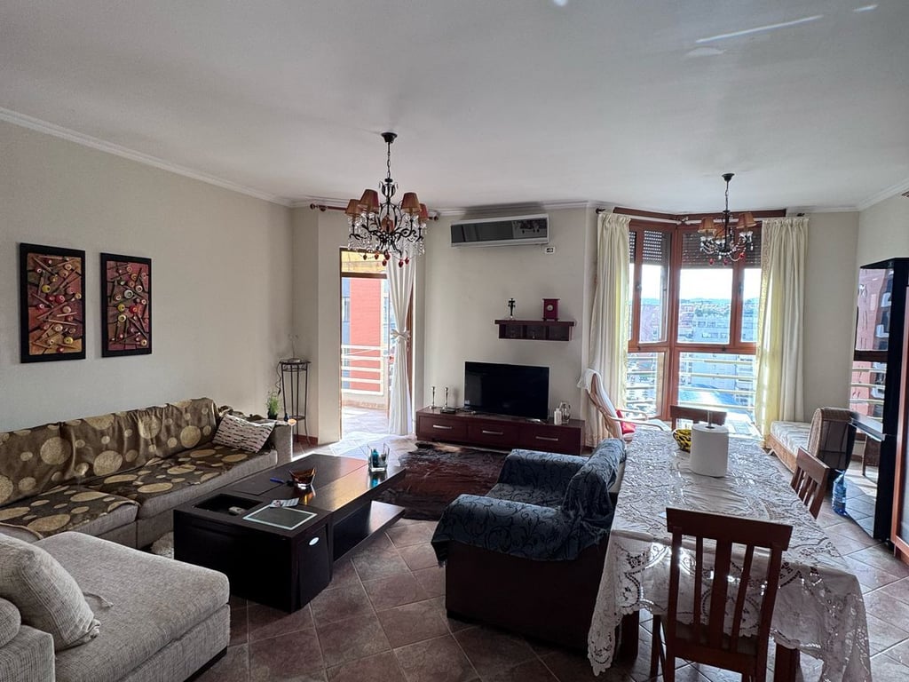 Jepet me qera Apartamenti 1+1 , rruga Kavajes perballe Noves ( del dhe tek Ura Nisherakut )  Cmimi: 550 euro 