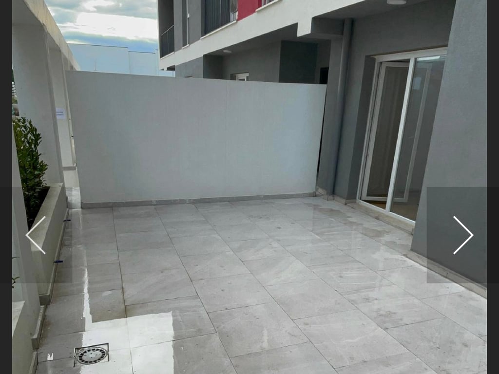 A 1+1 apartment with a veranda is available for rent at Univers City for residential or office use.