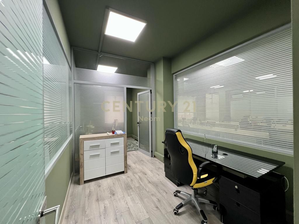 🏙️ Ambient Zyrash me Qira në Bllok – 300 m² Modernitet dhe Komoditet