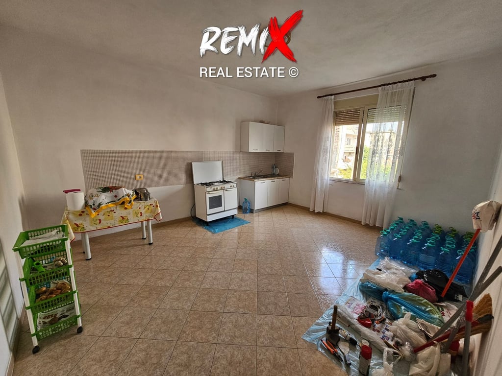 Edificio di 3 Piani in Vendita Vicino allo Stadio