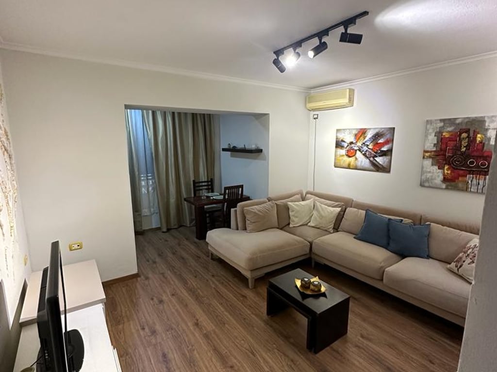 Stacioni i Trenit ofrojme per qira apartament 2+1