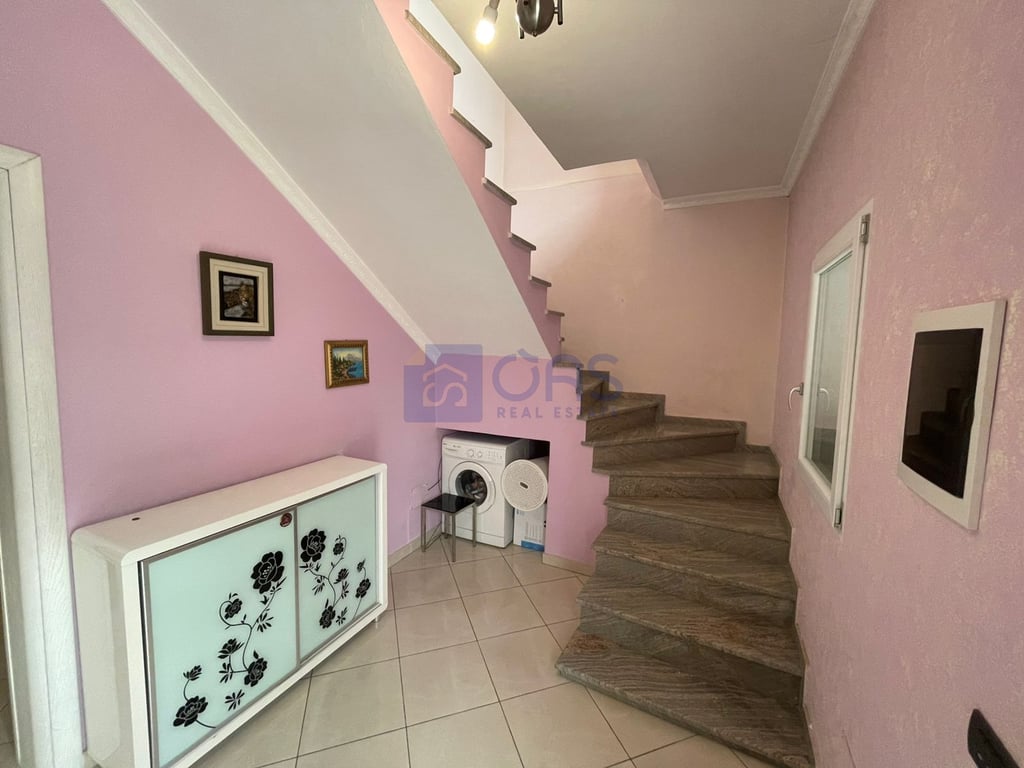 A two-story villa with a yard is for rent in Sauk.