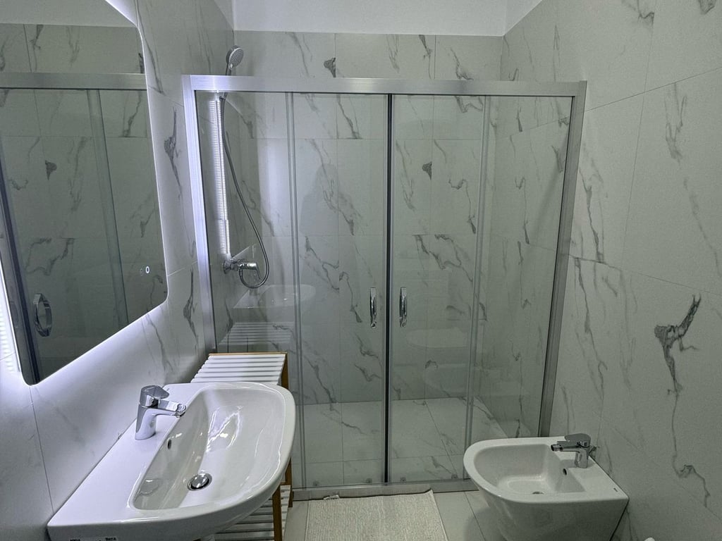 Affittasi Appartamento 1+1, Arredato in Modo Moderno – Complesso Delijorgji