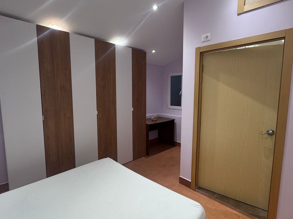 Jepet me qera Apartamenti 2+1+2+verande , Myslym Shyr prane Someg Cmimi: 650 mije leke ( ne cmim perfshihet dhe interneti i paguar per 1 vit)