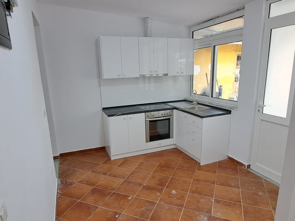 Affittasi appartamento 1+1, via di Dibra di fronte all'ospedale Madre Teresa 450 mila lekë.