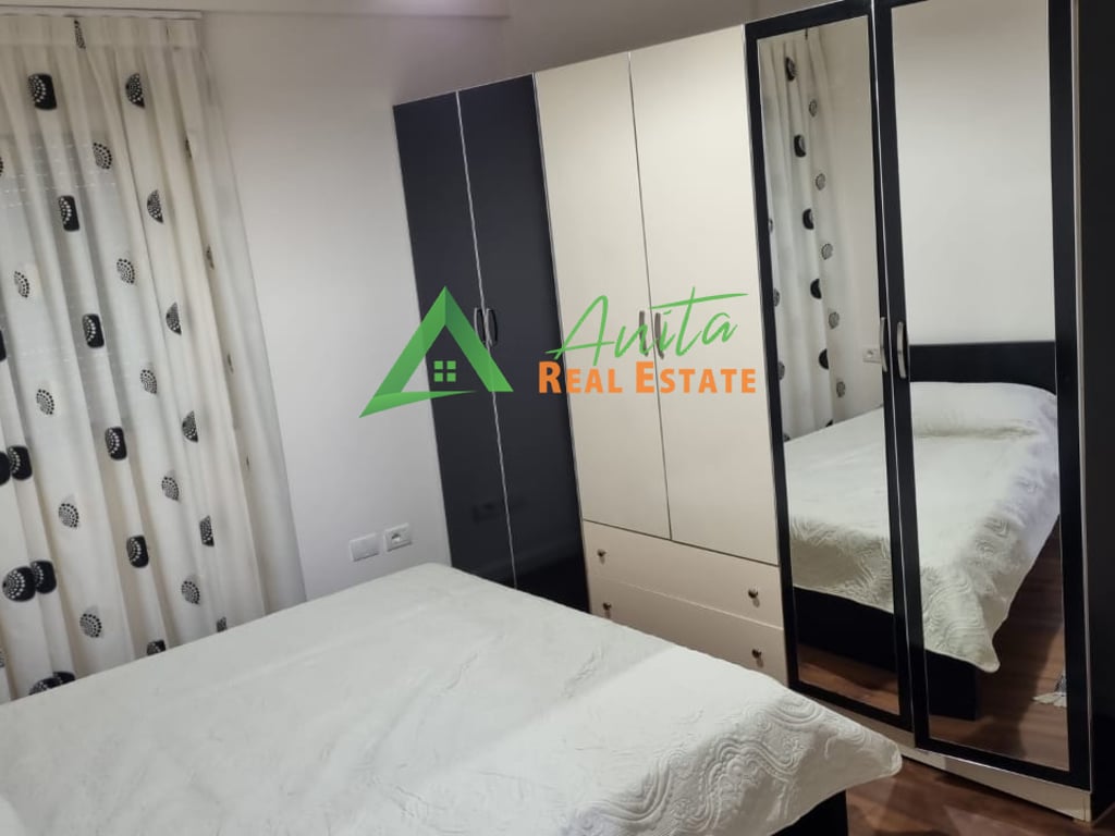 Komuna e Parisit ofrojme per qira apartament 1+1