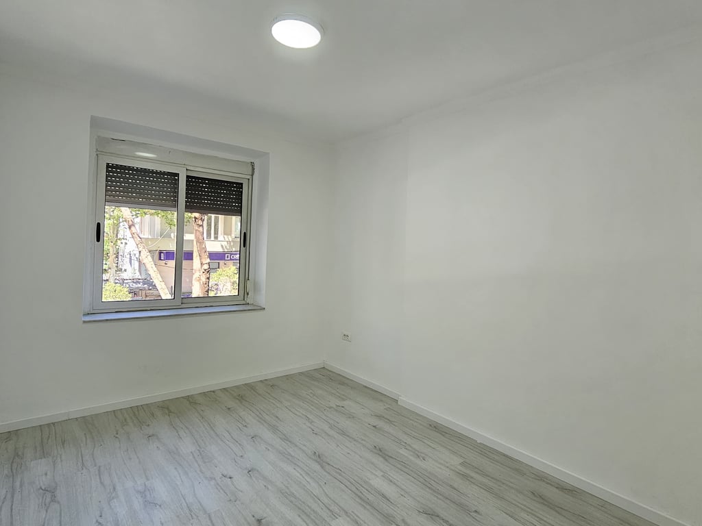 2+1 di fronte alla scuola Harry Fultz, Stazione dei treni