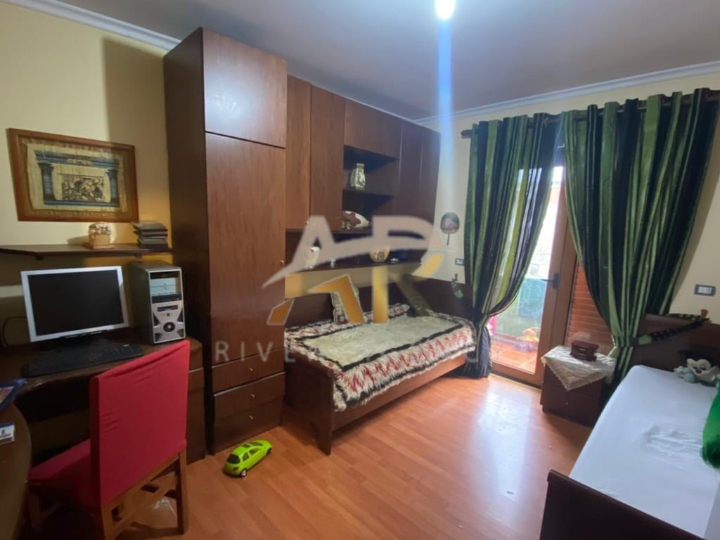Jepet me qera apartament  2+1 tek Pazari i Ri