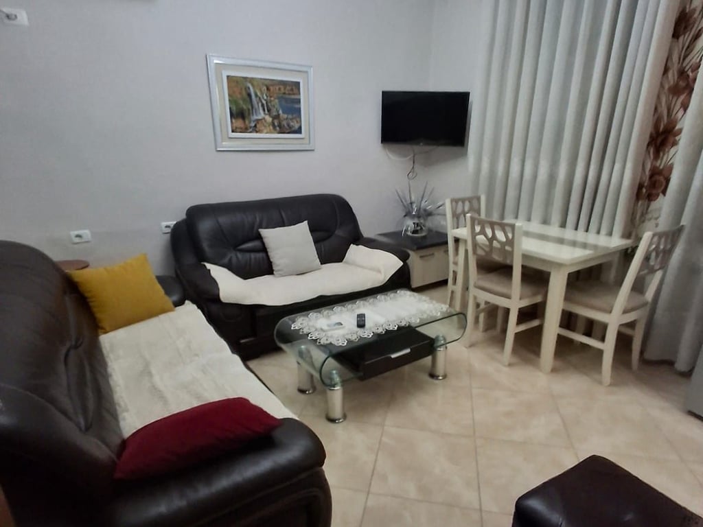 Affittasi appartamento 1+1, dietro la Medressa (via di Dibra) 400 mila lekë.