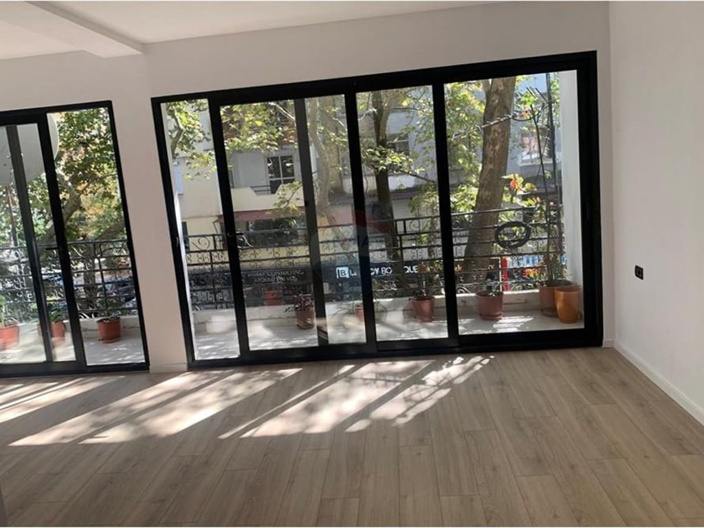 Jepet ambient zyrash me qira tek Myslym Shyri! 1200€