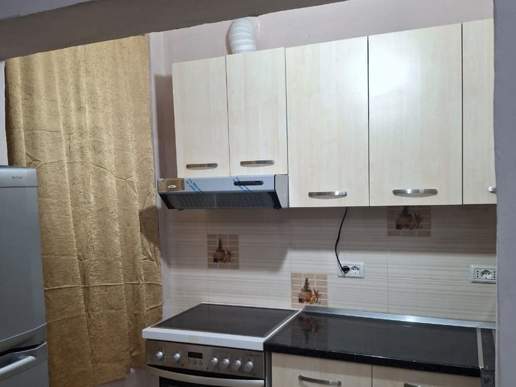 Affittasi appartamento 1+1, dietro la Medressa (via di Dibra) 400 mila lekë.