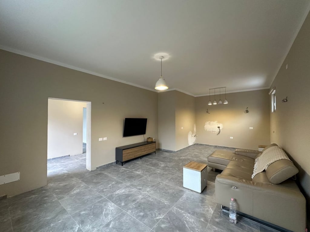 VENDITA VILLA • Buona posizione strategica molto vicino alla scuola Eftali Koci e alla nuova strada a Currila.