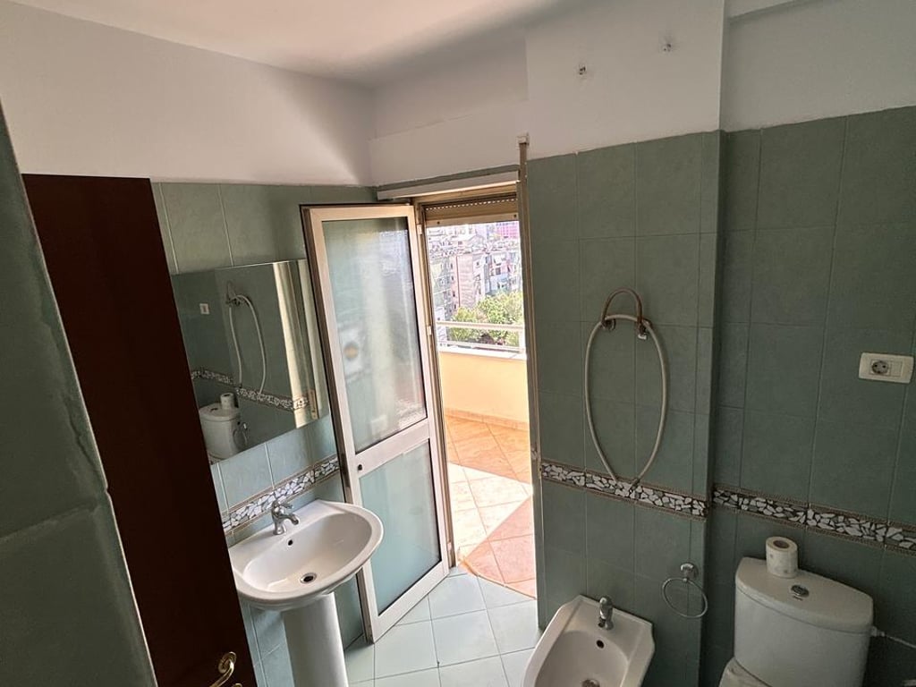 Zyre Me Qera 2+1 Tek Rruga Fortuzi (ID BZ2602) Tirane.