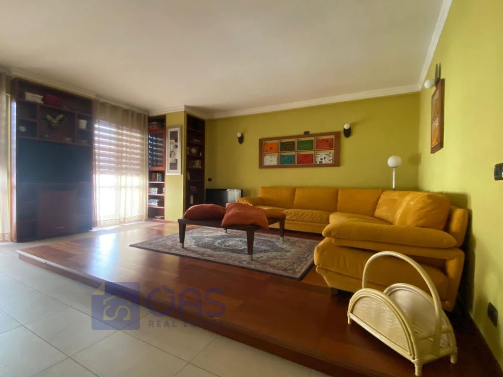 A 2+1 apartment is for rent at Pazari Ri.