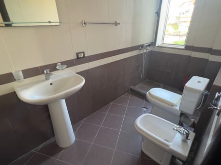 Jepet me qera Apartamenti 3+1 Rruga Sali Nivica ,prane tregut te ri elektrik  Cmimi: 500 mije leke