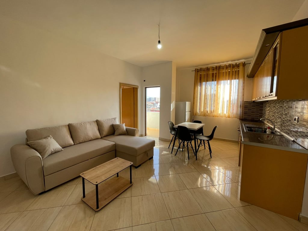 Ne zonen e Rr.Siri Kodra,Rruga Bexhet Nelku jepet me qera apartament 2+1,i mobiluar.60,000Leke 