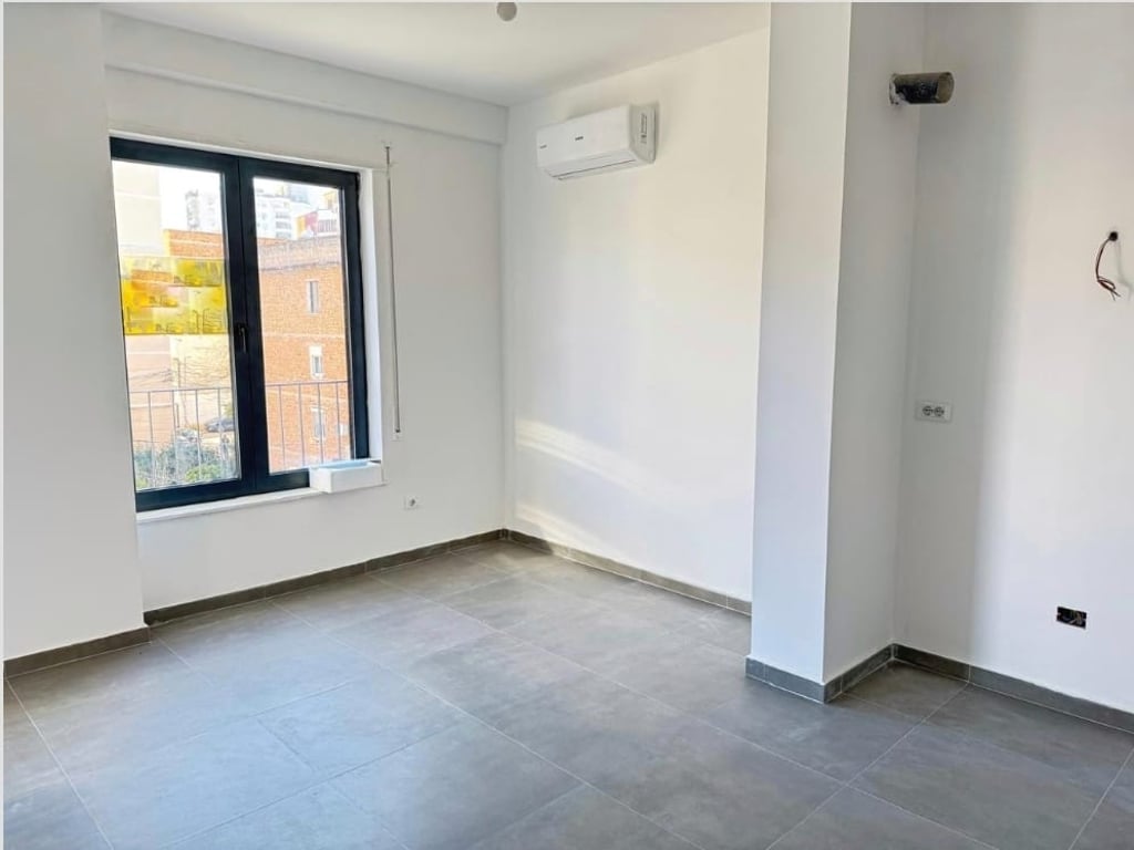 Jepet me qera apartament 1+1 per zyra tek st trenit