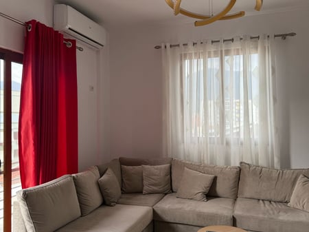 Affittasi appartamento 2+1 in Via 5 Maggio, dietro il Concord Center vicino al Big Market. Prezzo: 500 mila lekë.