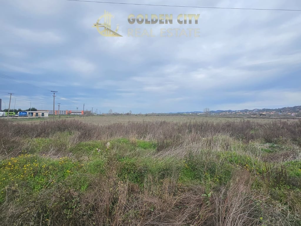 Vendesi terreno sull'autostrada Tirana - Durazzo.