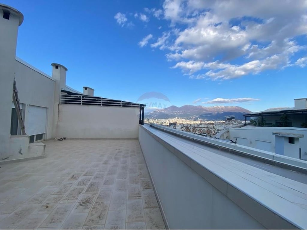 Duplex con veranda e piscina in vendita!
