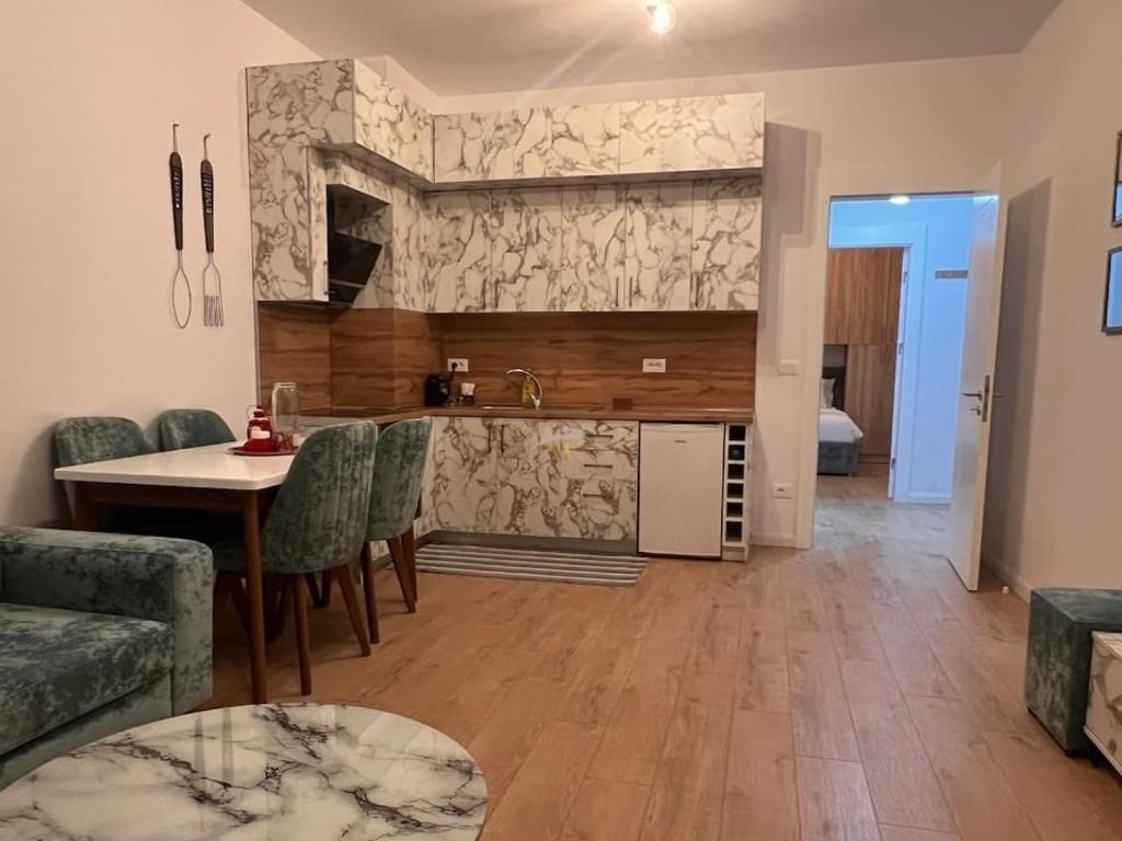 Jepet me qera apartament 1+1 ne pallat te viteve 2024 me ashensor, Tek Qyteti i Nxënësve