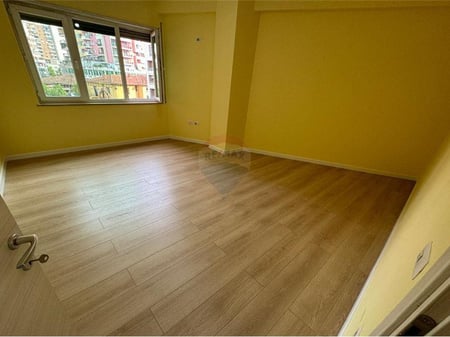 Apartament 2+1 per zyra me qira ne Qender !