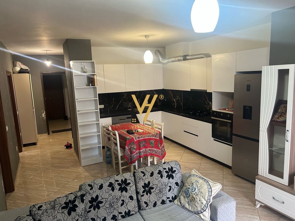 JEPET APARTAMENT 2+1+2+BLK ME QERA TE UNAZA E RE 450 EURO