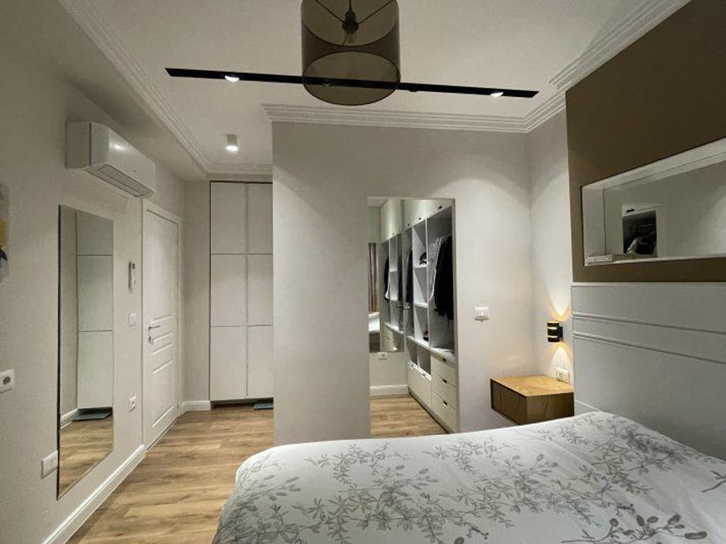 Jepet me qera Apartamenti 2+1 , Kryqezimi Unaze-Porcelan Cmimi: 750 euro