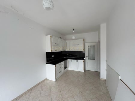 VENDESI APPARTAMENTO 1+1 VICINO AL RISTORANTE QESARAKA, FRESCO! 70.000 €