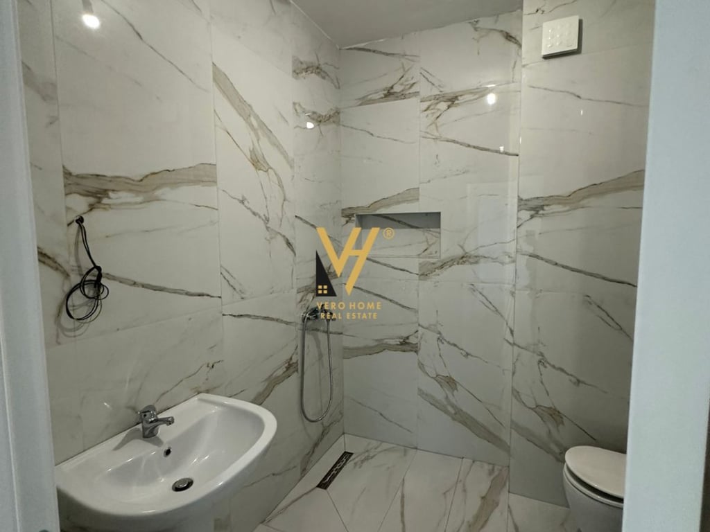 JEPET ZYRE 96 M2 ME QERA TE MYSLYM SHYRI 700 EURO