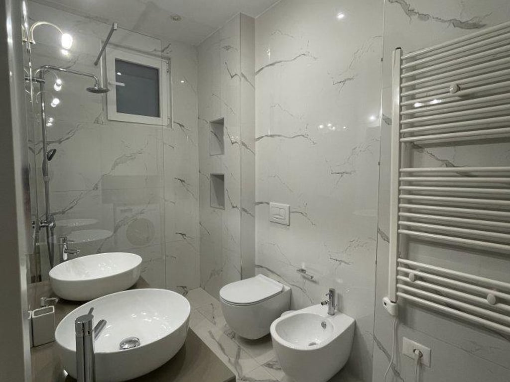Jepet me qera Apartamenti 2+1 , Kryqezimi Unaze-Porcelan Cmimi: 750 euro