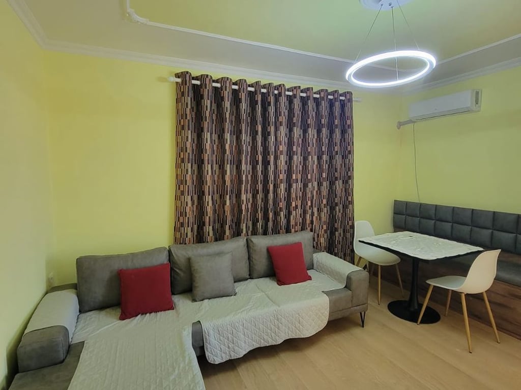 Affittasi appartamento 1+1 di 55 m2 arredato in via "Dervish Hekali" vicino al Pazarit te Ri.