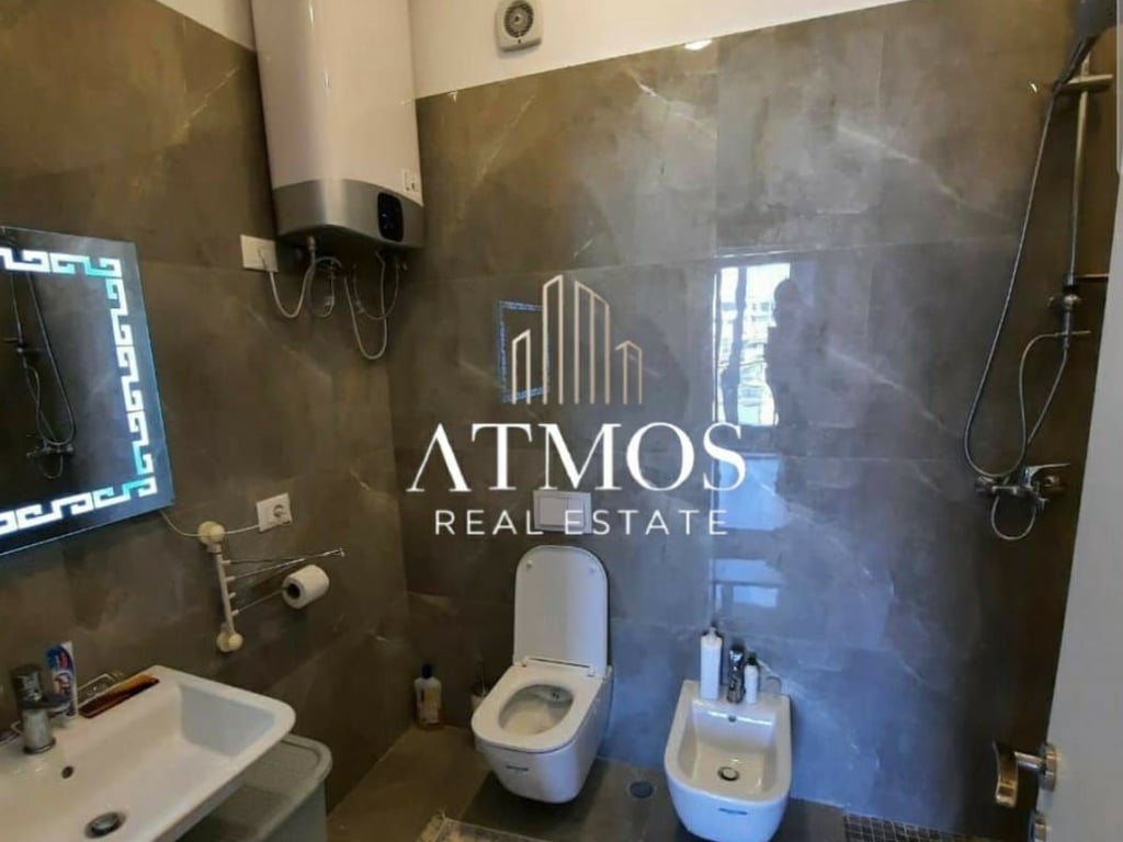 Jepet me qera apartament 3+1+2  Square 21 , Rruga Kavajes 