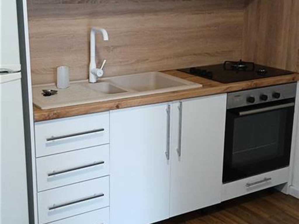 Affittasi Appartamento 1+1, 21 dicembre, oltre il vigile del fuoco, via Frosina Plaku Prezzo: 450 euro