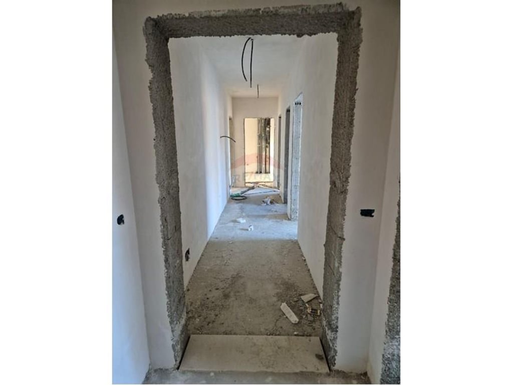 Shitet apartamenti 3+1+2 me 2 poste parkimi.