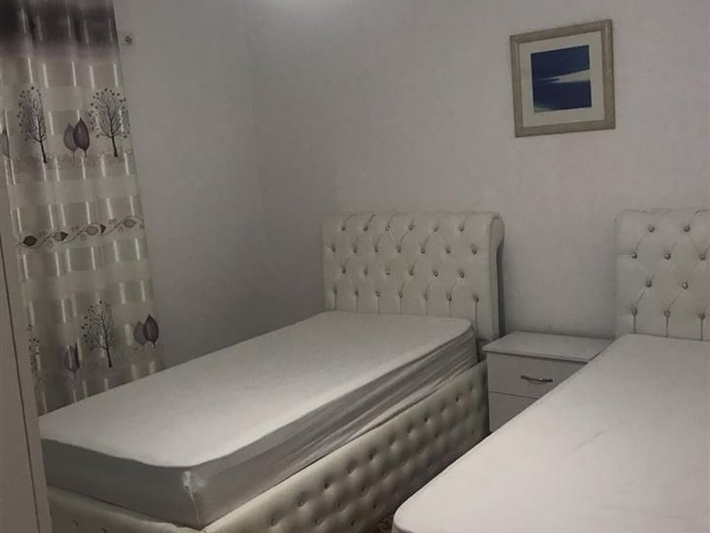 A 2+1+2 apartment is available for rent in Yzberisht.