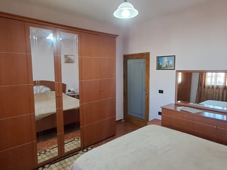 Affittasi appartamento 2+1, via Kavajes vicino alla Poliklinica Zoja del Consiglio del Bene. Prezzo: 650 euro.